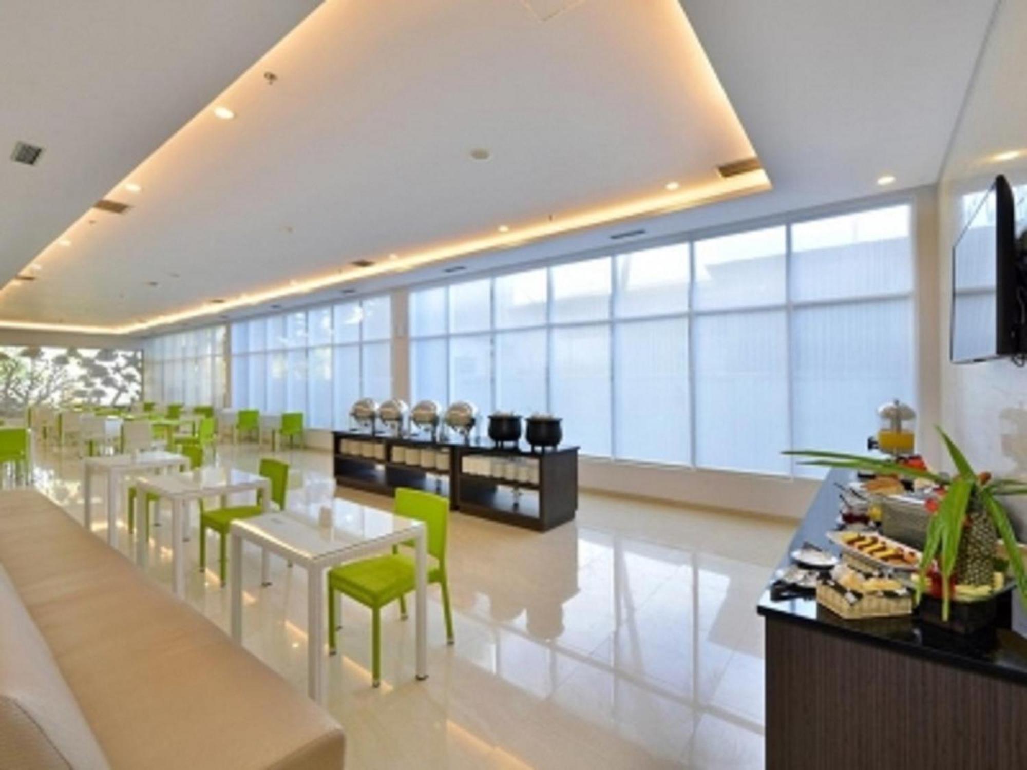 Whiz Prime Hotel Sudirman ชีลาชัป ภายนอก รูปภาพ