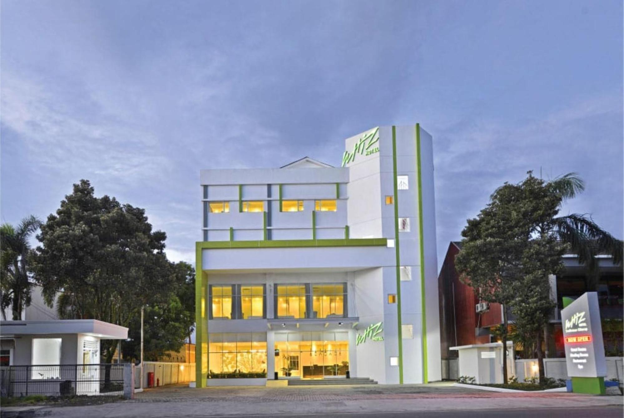 Whiz Prime Hotel Sudirman ชีลาชัป ภายนอก รูปภาพ