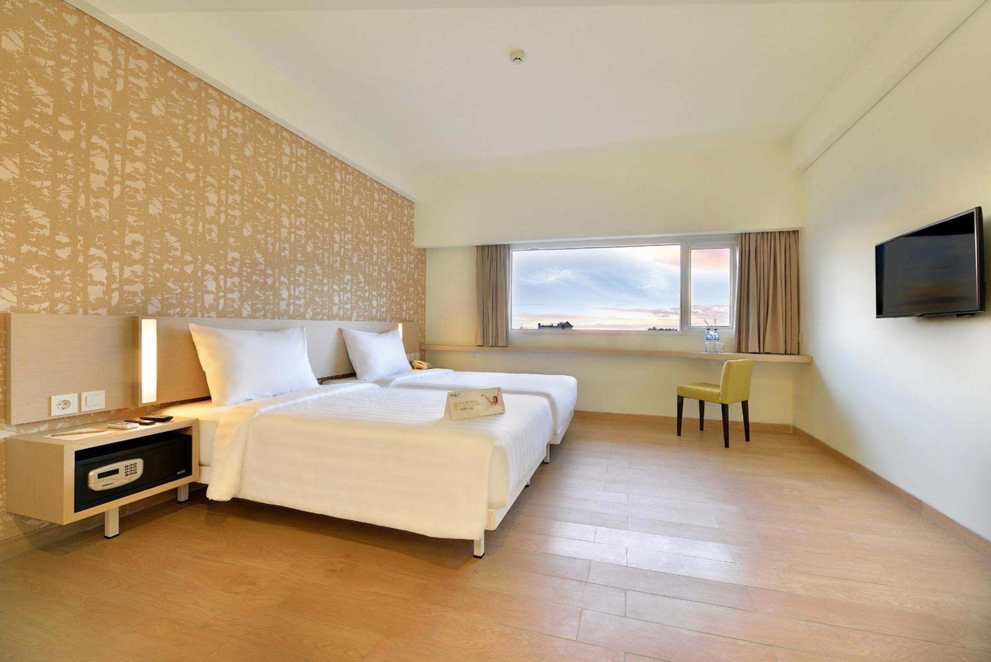 Whiz Prime Hotel Sudirman ชีลาชัป ภายนอก รูปภาพ