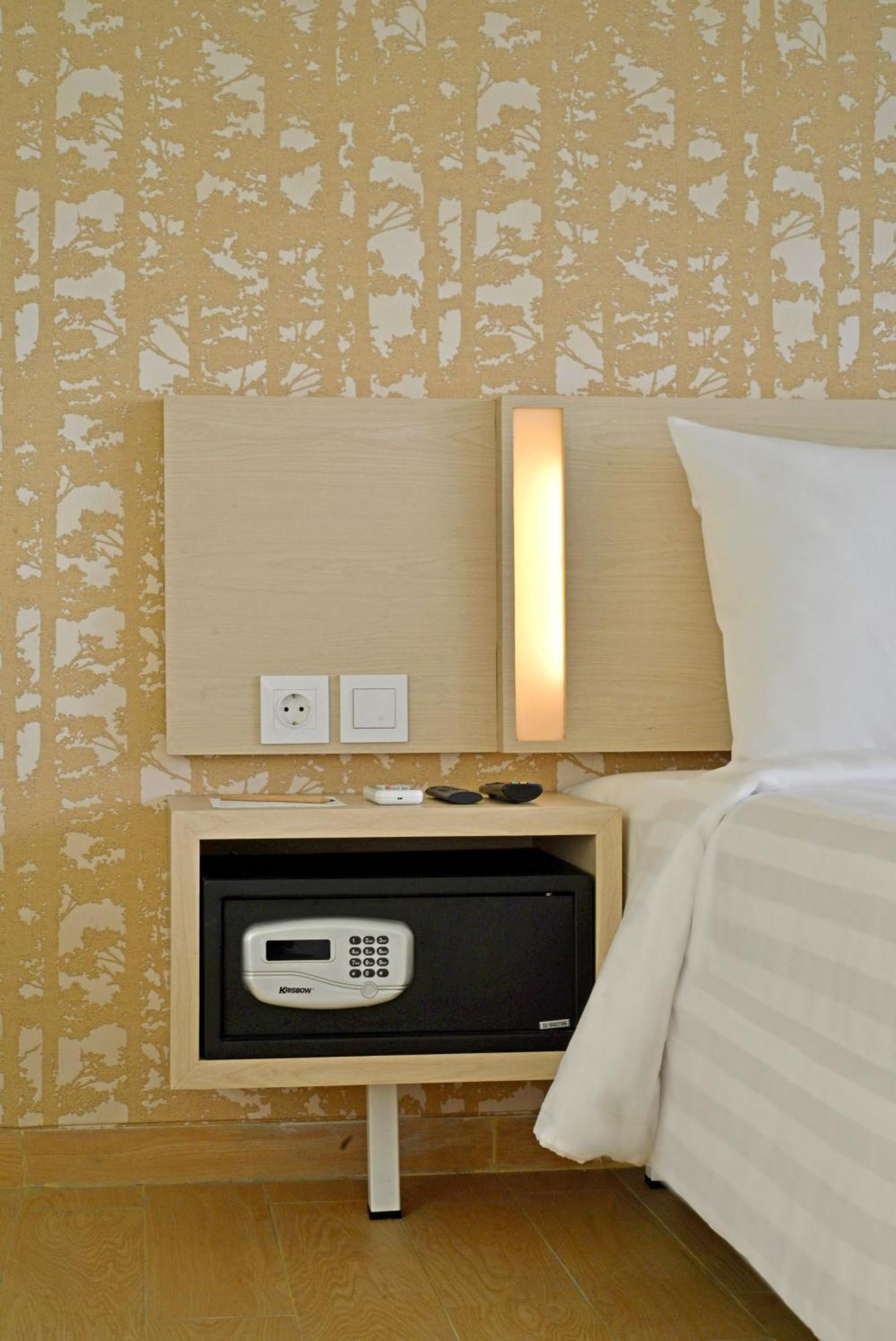 Whiz Prime Hotel Sudirman ชีลาชัป ภายนอก รูปภาพ