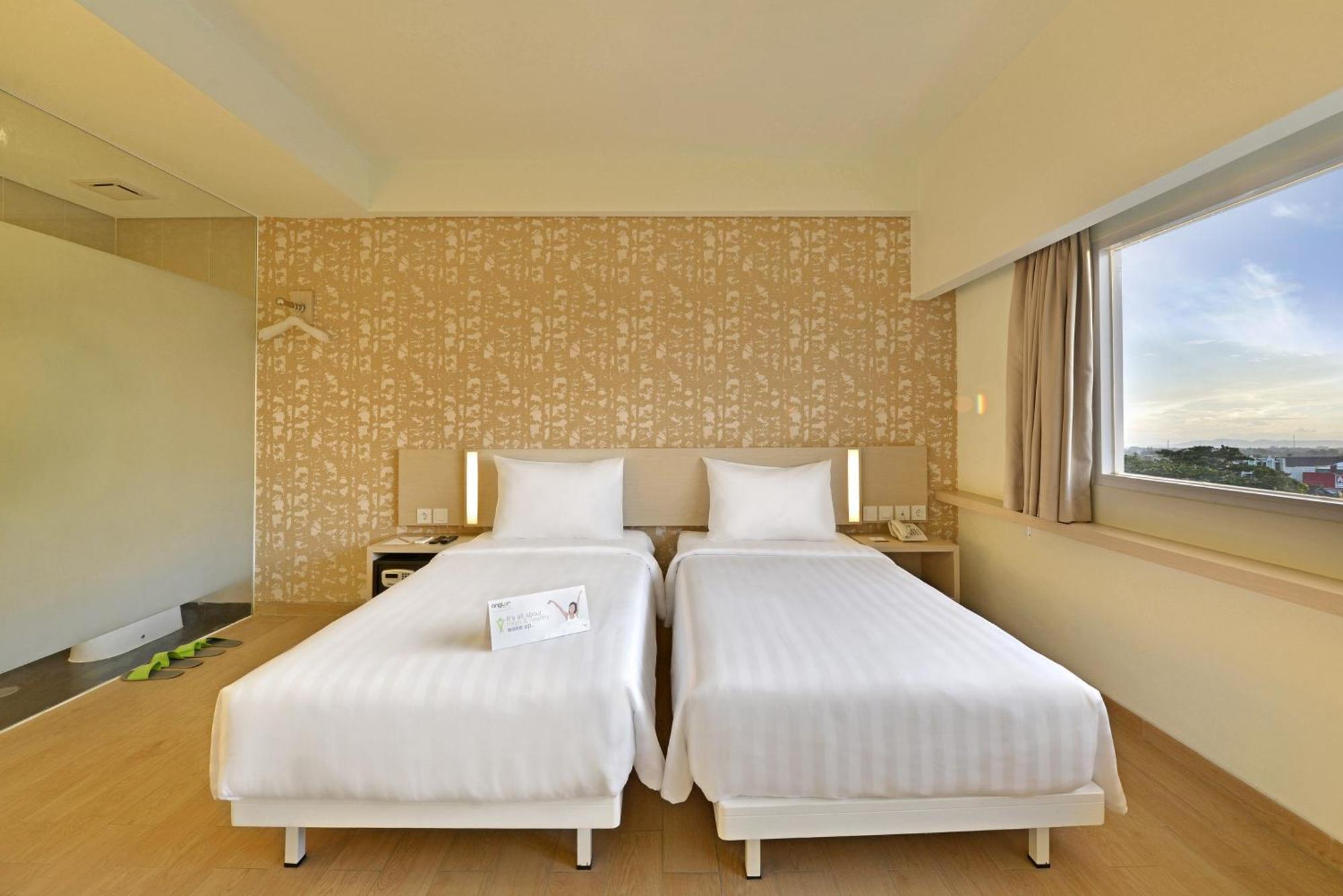 Whiz Prime Hotel Sudirman ชีลาชัป ภายนอก รูปภาพ