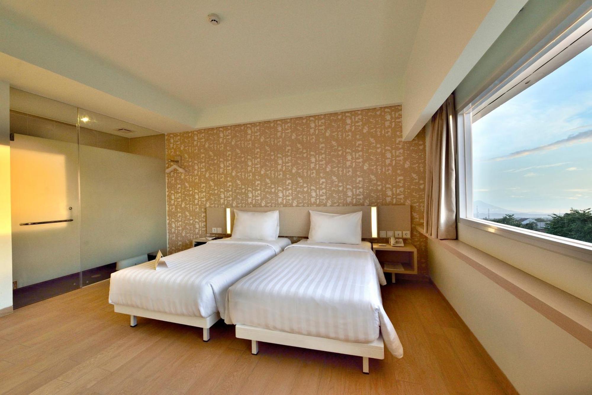 Whiz Prime Hotel Sudirman ชีลาชัป ภายนอก รูปภาพ