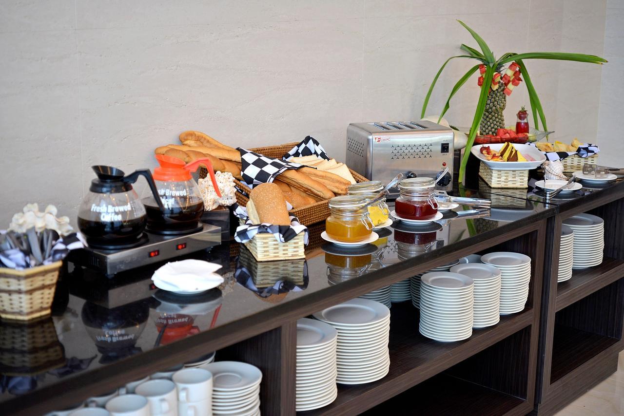 Whiz Prime Hotel Sudirman ชีลาชัป ภายนอก รูปภาพ