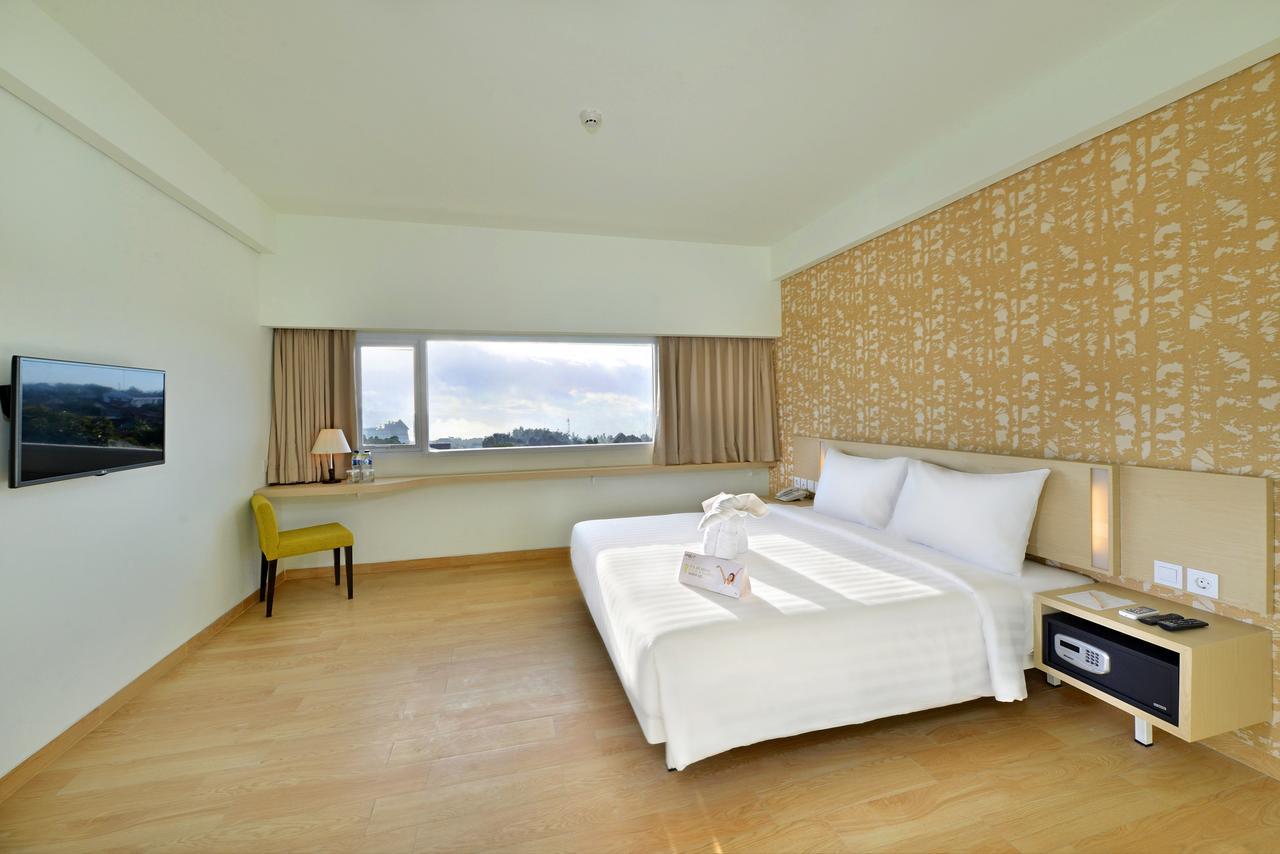 Whiz Prime Hotel Sudirman ชีลาชัป ภายนอก รูปภาพ